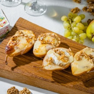 Запеченная груша с камамбером, медом и грецкими орехами